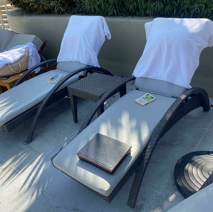 Estas personas usaron libros para “reservar” sus asientos en el resort y luego simplemente nunca aparecieron