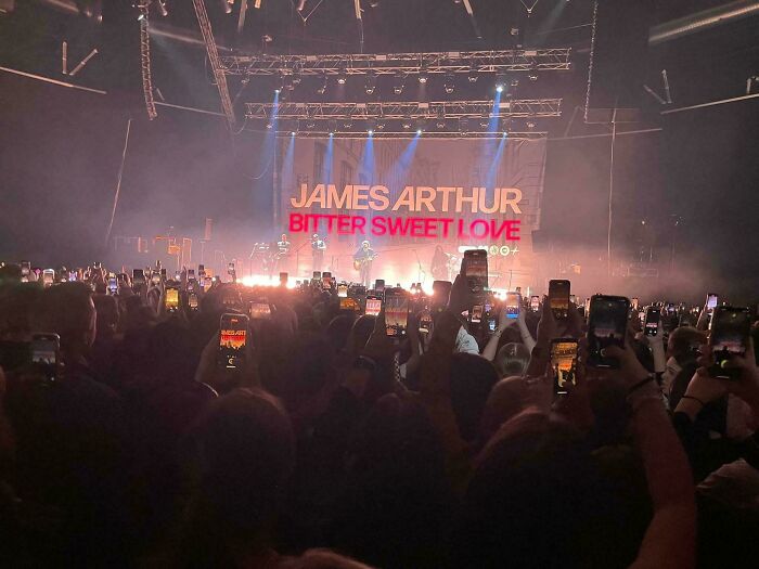 Hace poco fui a un concierto. Esta era mi vista el 80 % del tiempo. Literalmente vi el concierto a través de los teléfonos de otras personas. En serio, intenta hacer zoom y ver cuántos teléfonos están levantados