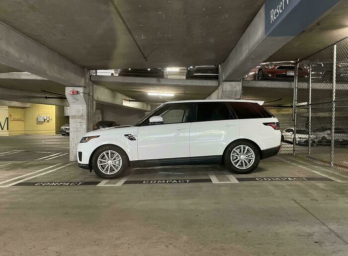Espacios reservados para coches compactos. Procede a ocuparlos todos con su coche no compacto
