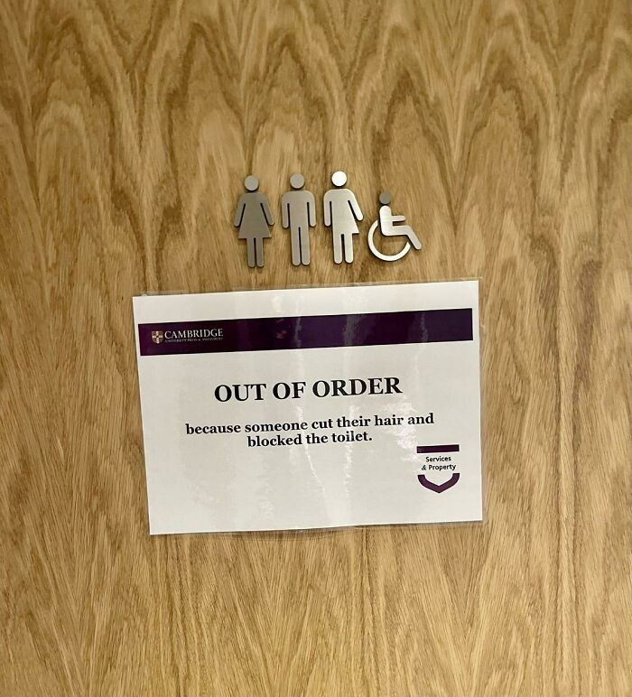 Cartel en los retretes accesibles del trabajo
