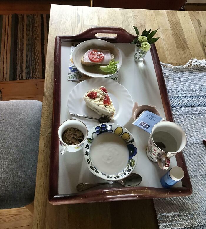 Para el cumpleaños de mi madre/el día de la madre, mi papá siempre le recoge flores, le hace un pastel y la despierta cantando mientras le lleva el desayuno a la cama.