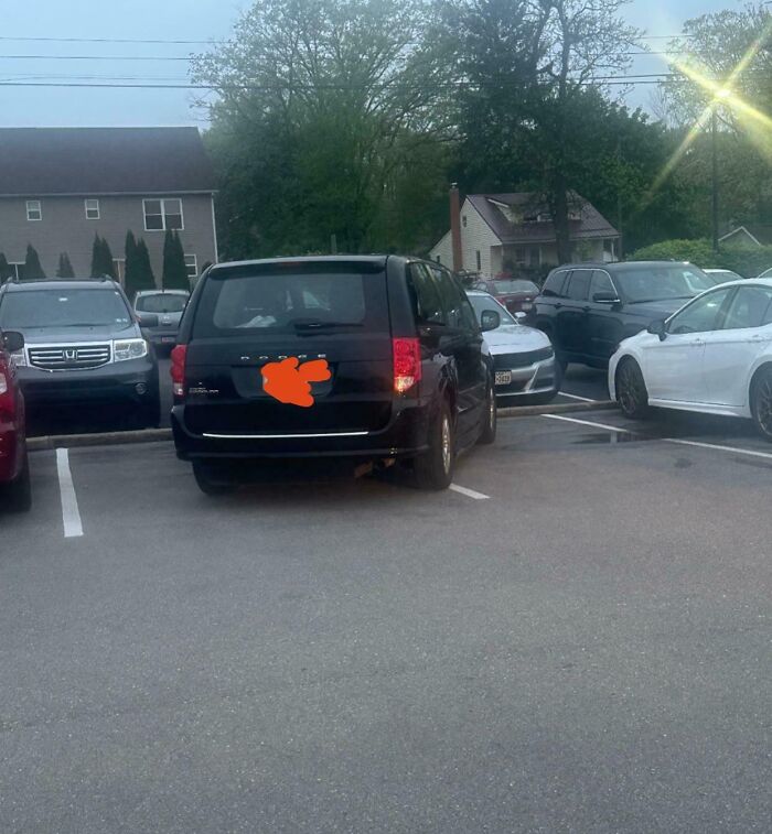 Vi un auto estacionado así en el aparcamiento de un restaurante lleno de gente