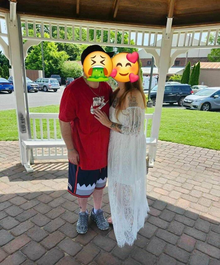 Pareja en boda vergonzosa bajo un pabellón con emojis en sus rostros.