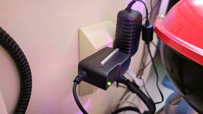 Un imán en el lugar adecuado detendrá el zumbido agudo que produce la batería de un viejo adaptador de corriente 