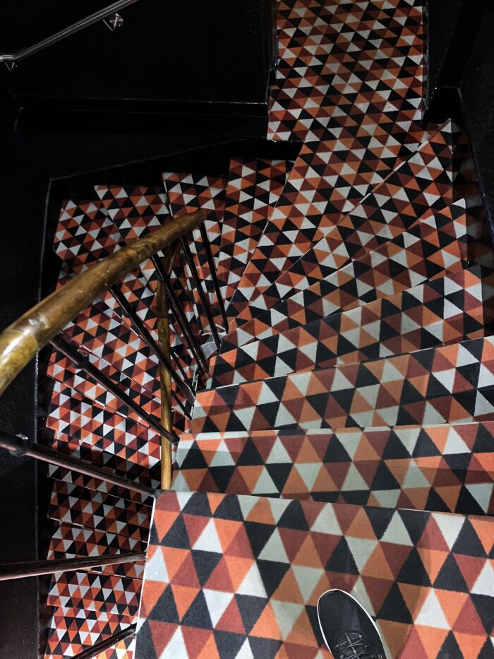 Escaleras de mi hotel en París, y aquí están iluminadas con el móvil, son más oscuras en realidad