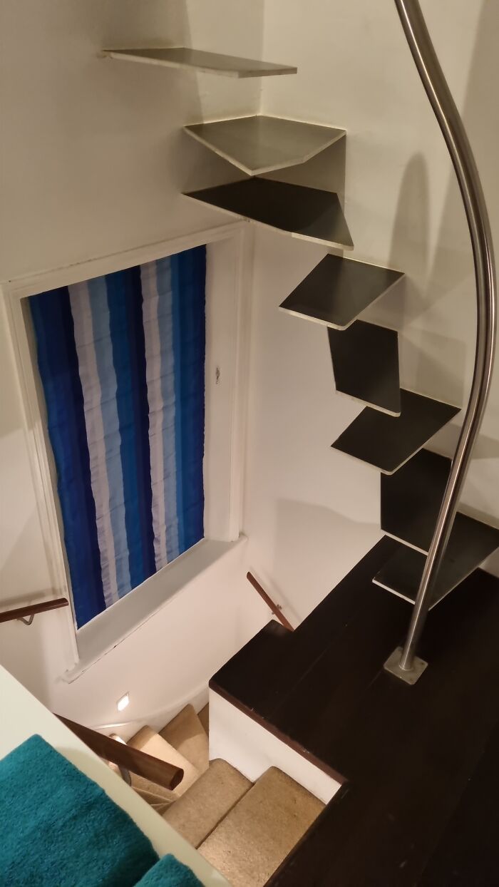 Escaleras para subir al baño en este airbnb en Londres