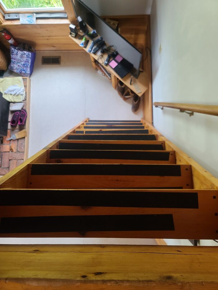 Mi jefe casi se mata por estas escaleras. Foto tras limpiar la sangre y añadir cinta de rodadura a los peldaños