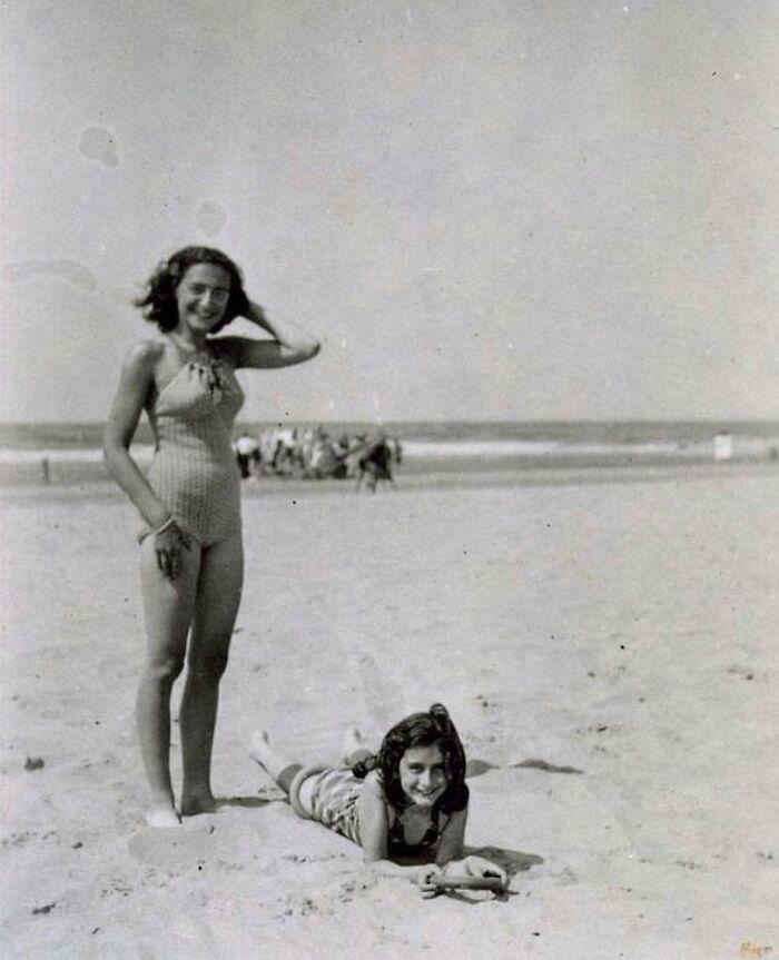 Anne Frank en la playa con su hermana Margot, Zandvoort, 1940