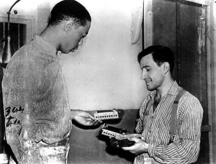 Joe Arridy, "el prisionero más feliz del corredor de la muerte", regalando su trenecito antes de ser ejecutado, 1939