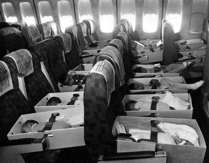 Bebés vietnamitas siendo trasladados en avión a EEUU para ser adoptados, 1975