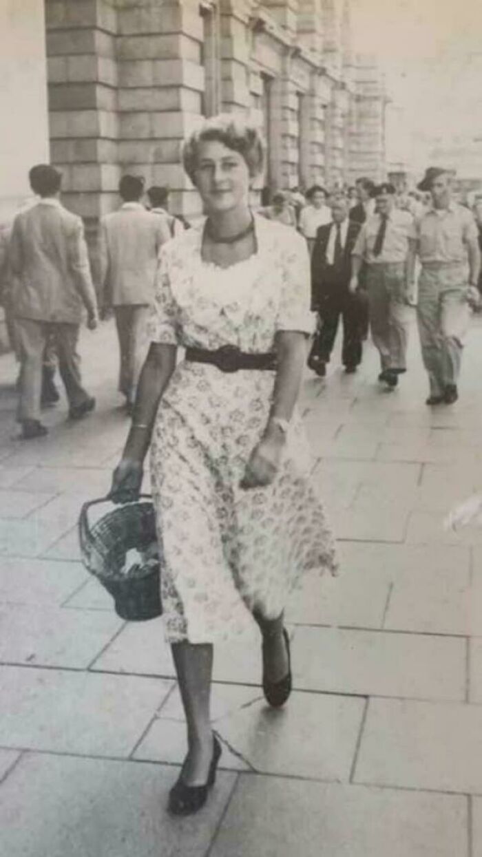 Un fotógrafo callejero hizo esta foto a mi abuela en los 60