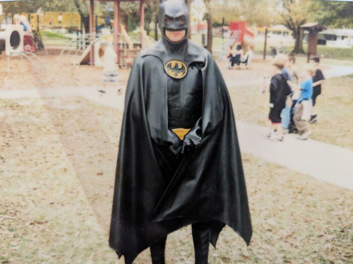 Mi papá se disfrazó de Batman para el hijo de un compañero de trabajo que estaba celebrando su cumpleaños (en algún momento entre principios y mediados de los años 90). Creo que era bastante genial