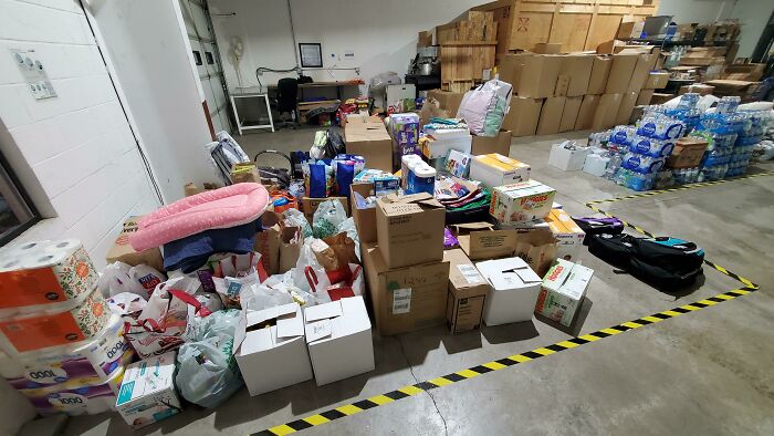 En vista de los incendios en el sur de Oregón, mi trabajo ha creado un área de preparación para donaciones para las personas desplazadas por este terrible evento. Amo a la gente para la que trabajo