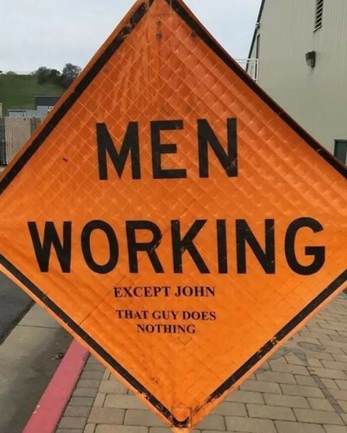 Hombres trabajando. Excepto John. Ese tipo no hace nada