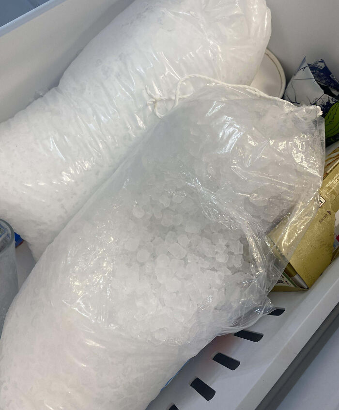 La manera en que mi compañero de trabajo abre una bolsa de hielo. La bolsa literalmente tiene un cordón para abrirla
