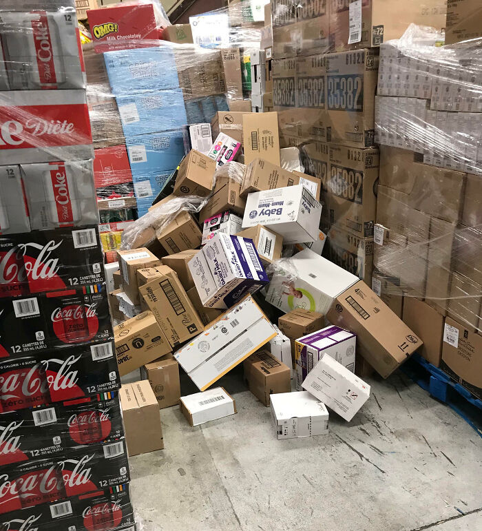 Mis compañeros de trabajo dejaron caer un palé y me dejaron a mí para que lo limpiara