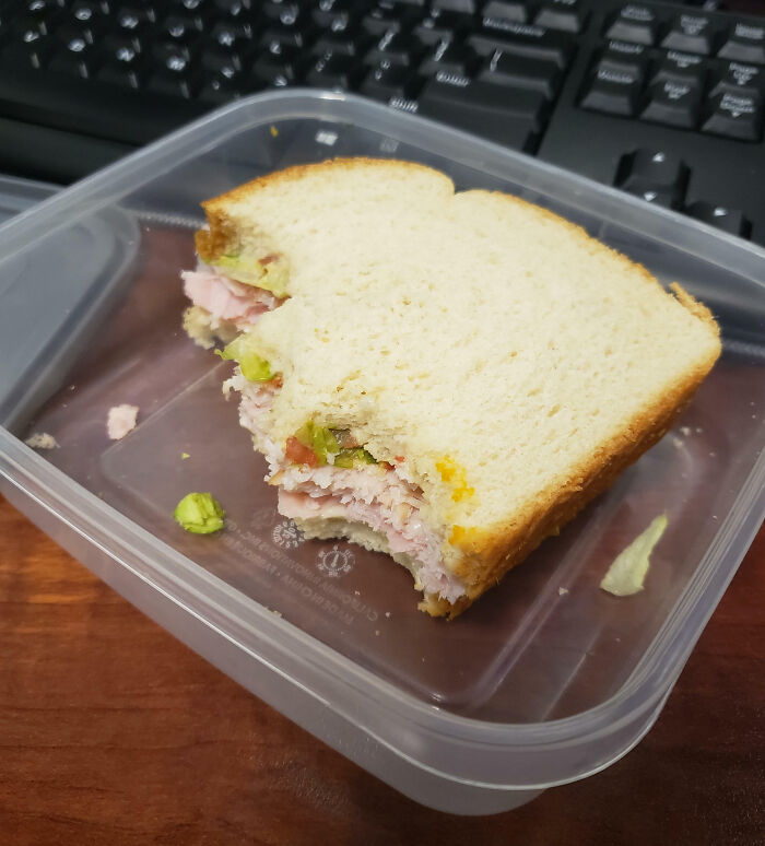 Un compañero de trabajo se comió la mitad de mi sándwich y tuvo la audacia de dejarme la otra mitad