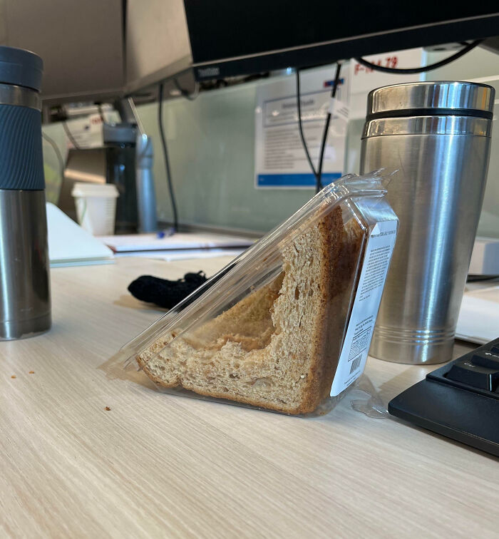 Cada semana, mi compañera de trabajo solo come esta cantidad de su sándwich de mantequilla de maní y mermelada antes de tirarlo a la basura