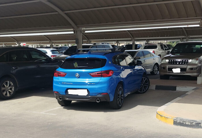 No me irrito fácilmente por coches mal aparcados, pero uno de mis compañeros de trabajo hace esto todos los días en un estacionamiento lleno