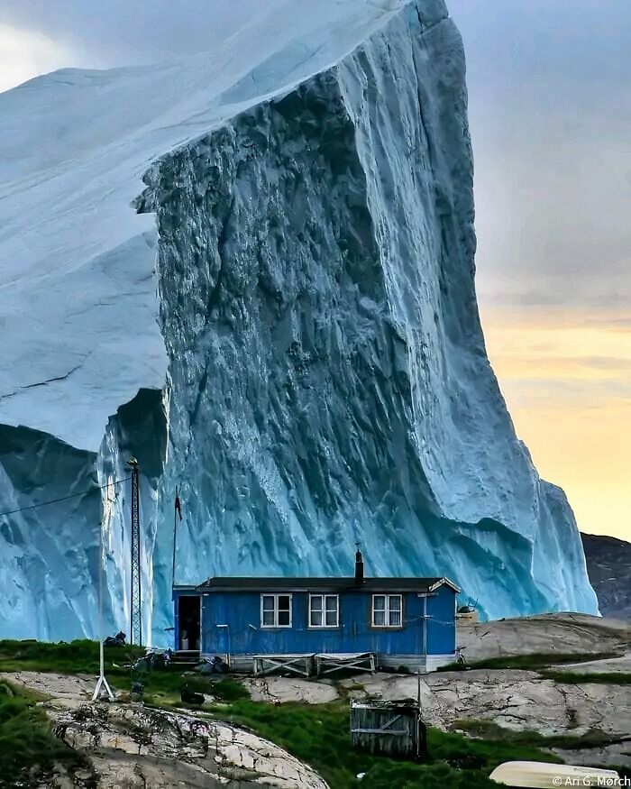 Iceberg pasando junto a una casa en Groenlandia