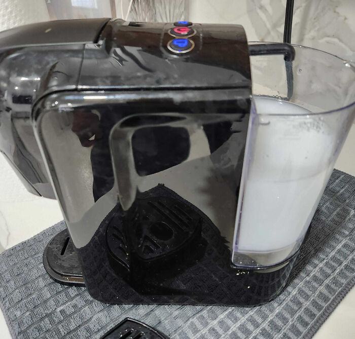 Alguien vertió leche en la máquina de café de mi oficina