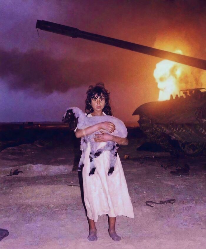 Joven beduina kuwaití sosteniendo su cordero durante la Guerra del Golfo, 1991