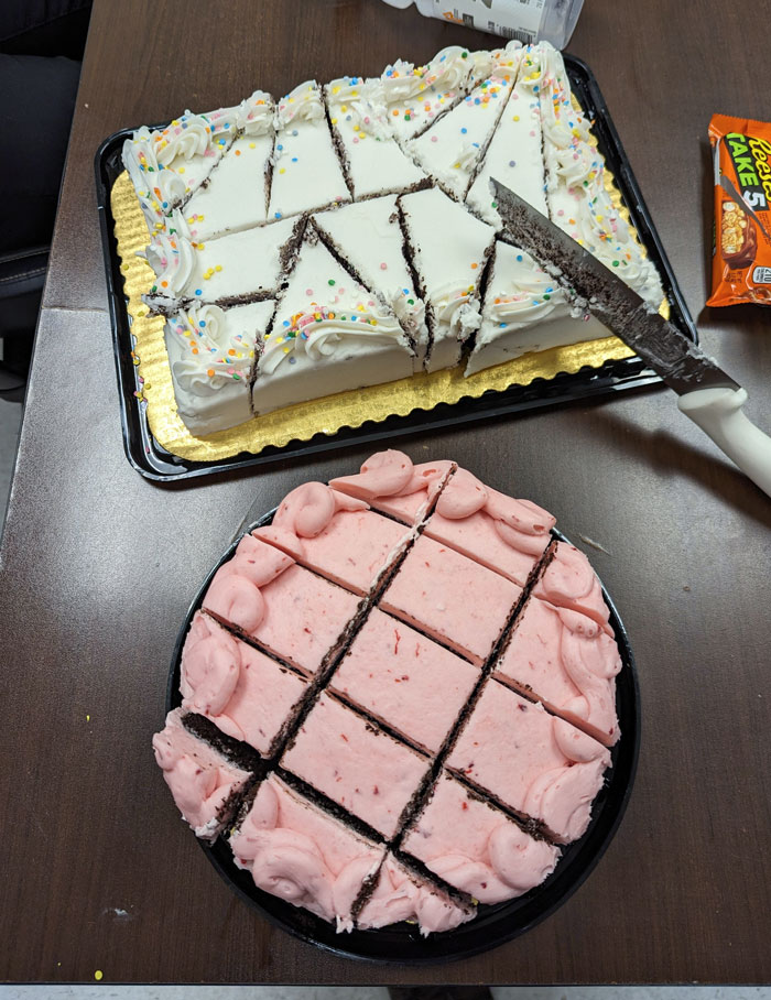 Hoy le pidieron a mi compañero que cortara el pastel en el trabajo