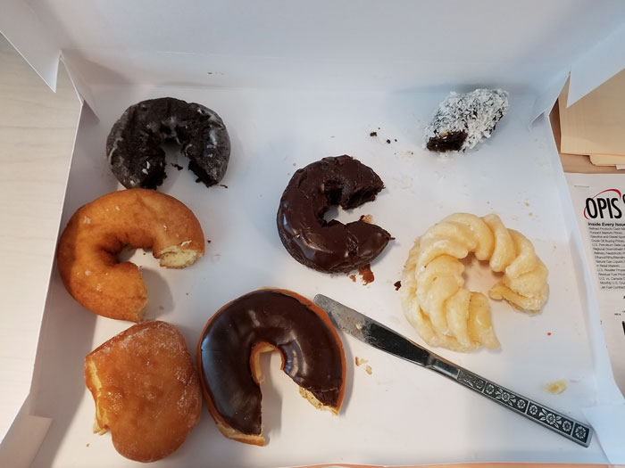 El compañero de trabajo de mi amigo cortó un trozo de cada donut de la caja