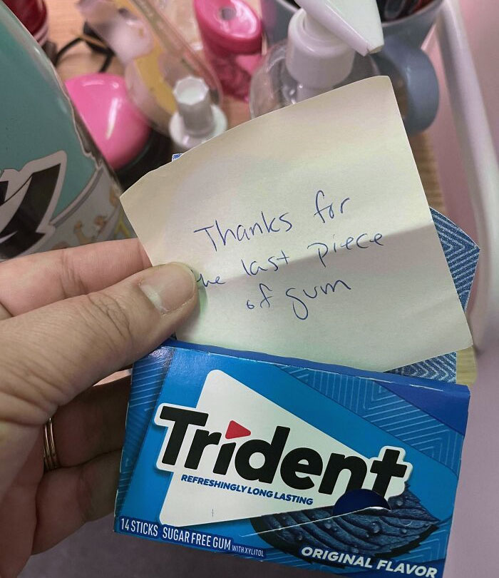 Guardo un paquete de chicles en mi cubículo en el trabajo. Fui a coger uno y descubrí esto. Odio a mis compañeros de trabajo