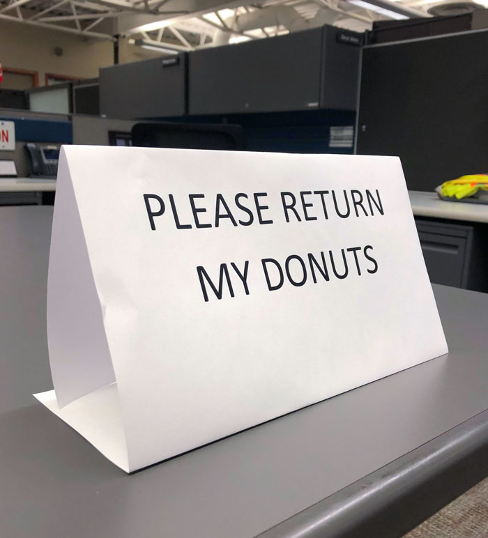Mi primer día de vuelta en la oficina. Compré una docena de donuts para llevar luego a mi familia. Salí a comer y alguien los robó de mi mesa