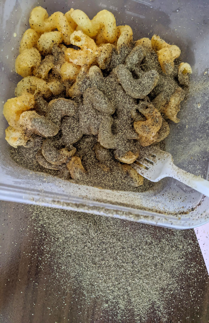 me acordé de llevar mi almuerzo al trabajo. Mi compañero de trabajo no se acordó de cerrar bien el bote de pimienta