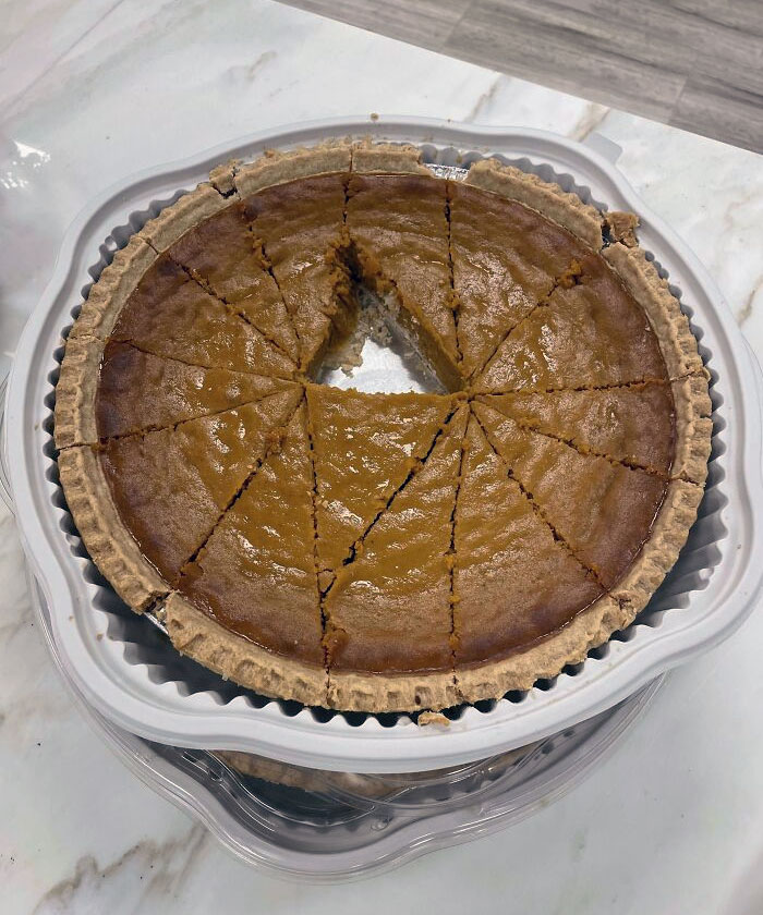 Llevé esta tarta a una comida compartida en la oficina. Mi compañero de trabajo la cortó así y tomó del medio.