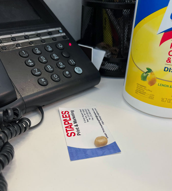 Mi compañero de trabajo dejó su diente sobre el escritorio otra vez