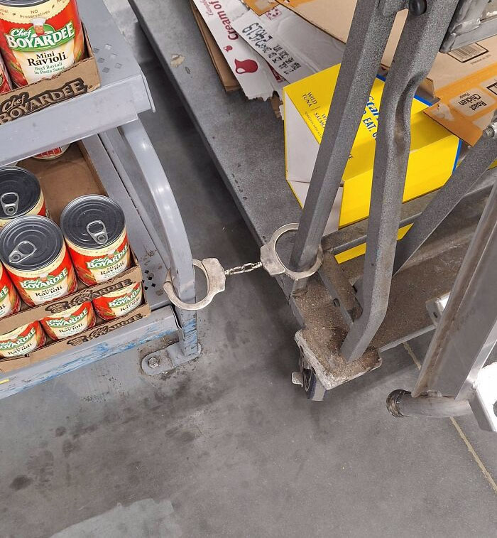 Un compañero de trabajo se cansó de que la gente le quitara el carrito mientras él estaba almorzando