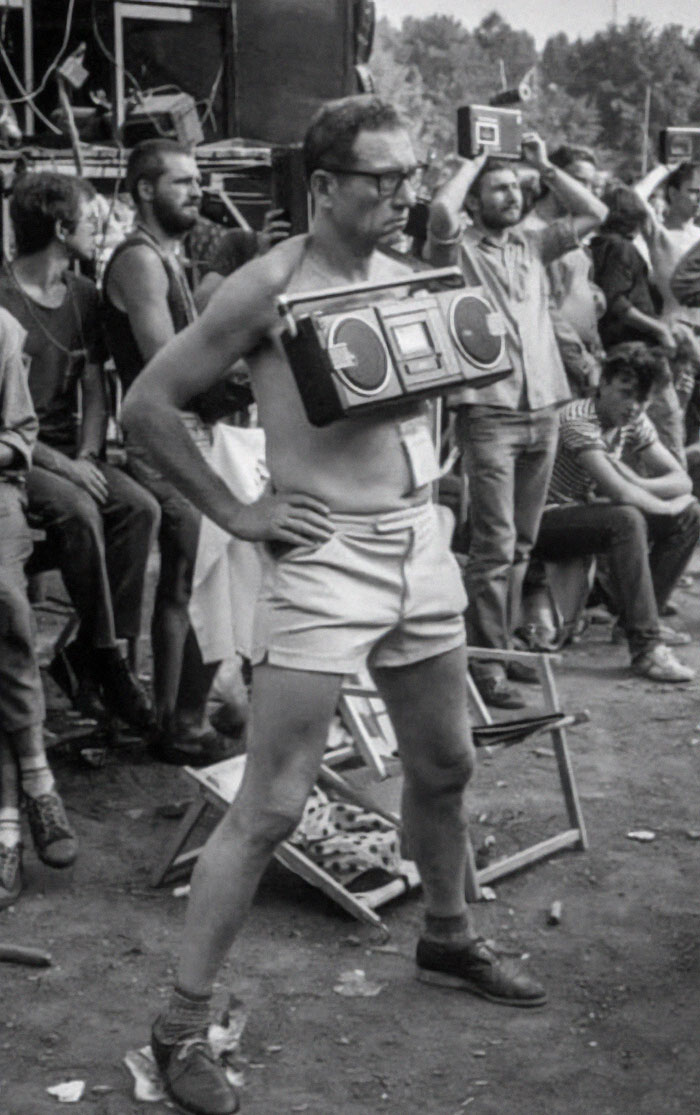 Hombre grabando un concierto en casete, años 80, Polonia