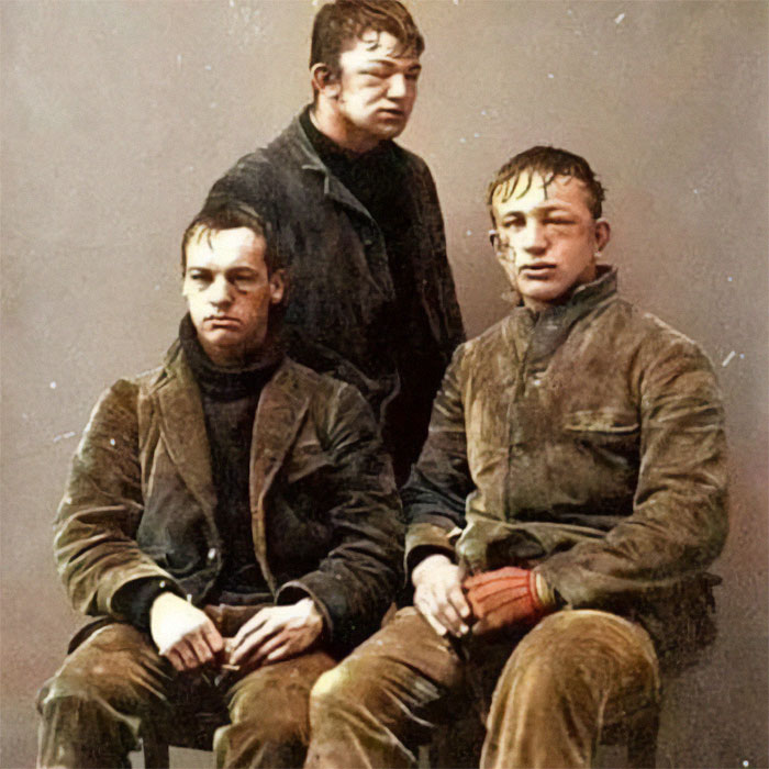 Foto coloreada de estudiantes de la universidad de Princeton tras una batalla de bolas de nieve, 1893