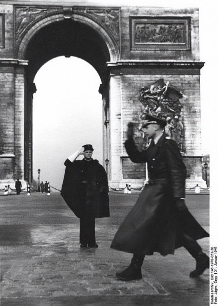 Policía francés saludando a un oficial nazi en París, 1941