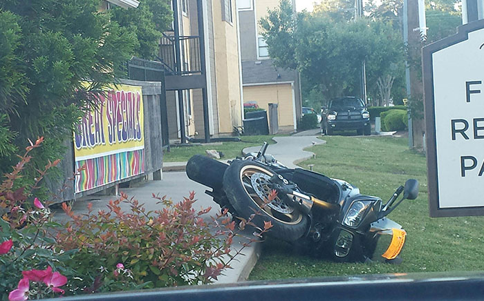 Este tipo siempre estacionaba su motocicleta en la acera, bloqueando el paso para las sillas de ruedas. Creo que alguien finalmente se hartó