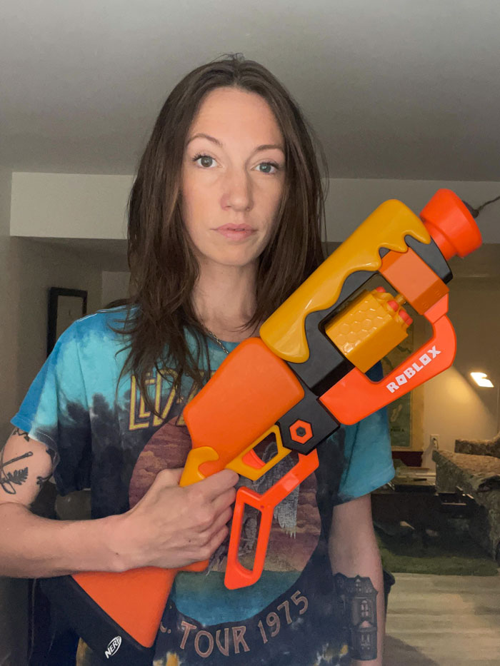 Los hijos de los nuevos vecinos me han disparado con sus pistolas de juguete por última vez. Mi venganza ha llegado