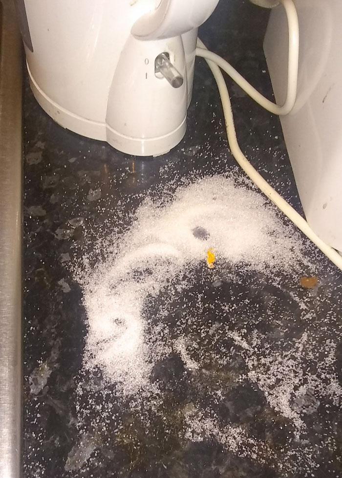 Limpié toda la cocina excepto este lugar donde mi pareja derramó azúcar hace dos días y lo dejó así