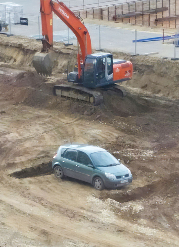 Están construyendo una carretera al lado de la casa de mi amigo y un idiota estacionó su auto allí ayer.