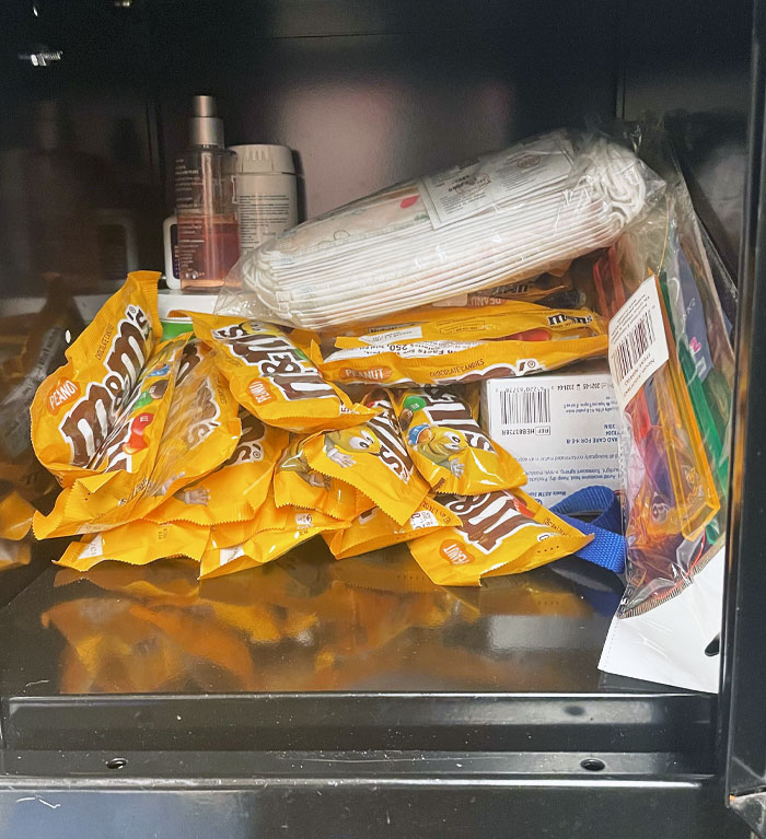 La solución de mi compañera de trabajo para la persona que sigue sacando M&M's de la máquina expendedora y dejando los envoltorios por todas partes