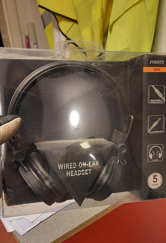 Un compañero de trabajo le dijo a mi jefe durante mi pasantía que me gusta escuchar música pero que no tengo auriculares en este momento, así que me dio unos auriculares