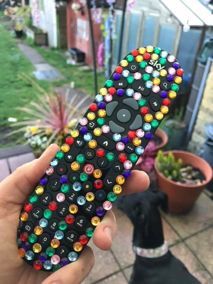 Mi hija de 9 años ha decorado el mando a distancia