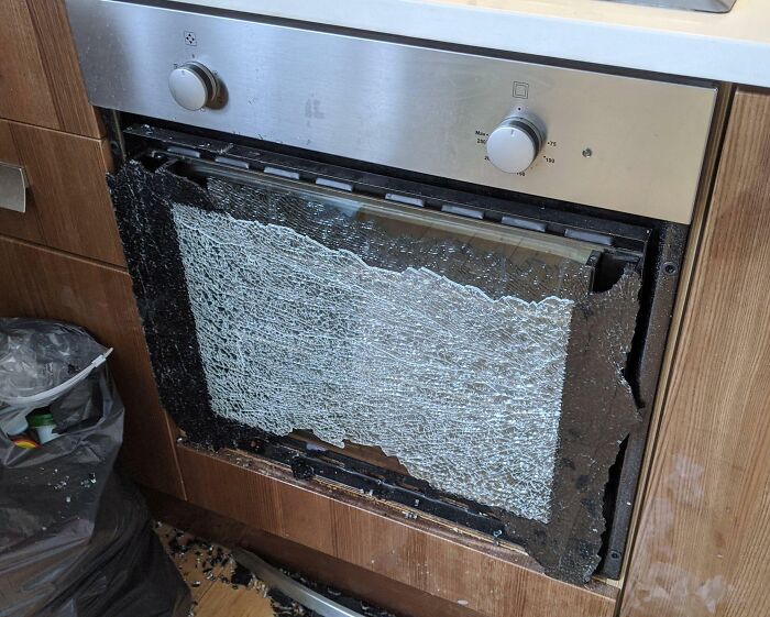 Mañana es mi último día en este piso de alquiler. Estaba limpiando todo y preparando la mudanza cuando he golpeado la puerta del horno y ha pasado esto. Adiós depósito