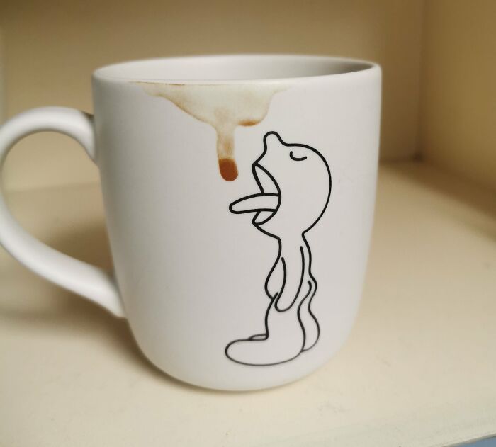 Estuve un buen rato intentando limpiar la mancha de esta taza hasta que vi que era parte del diseño