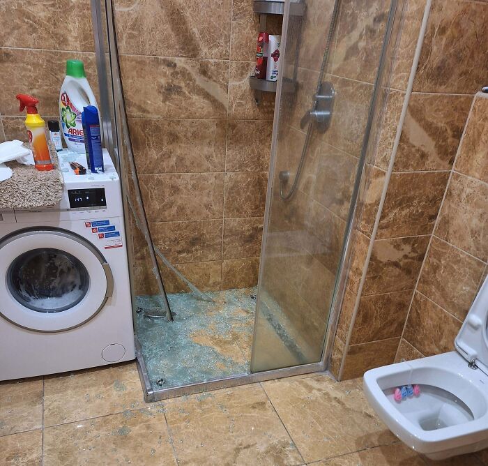 A la puerta de la ducha no le gustó que la limpiara