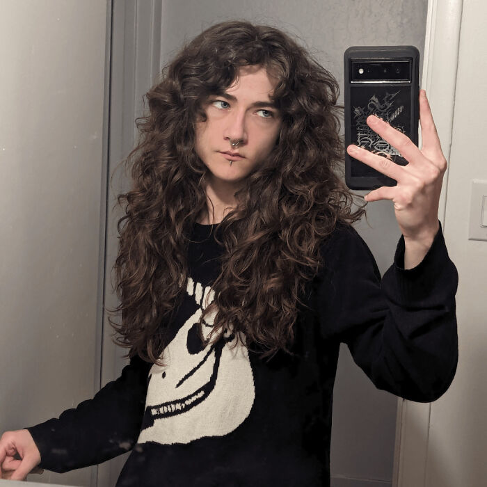 ¡4 años después de descubrir que tengo el pelo rizado! Desde entonces he empezado a cortarlo y a moldearlo yo mismo, nunca volveré a necesitar un peluquero.