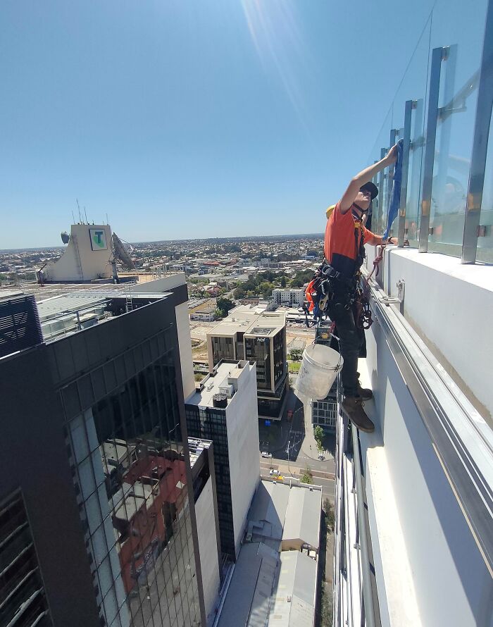 Así limpiamos la estructura metálica del exterior de la barandilla de cristal. Uno de nuestros trabajos