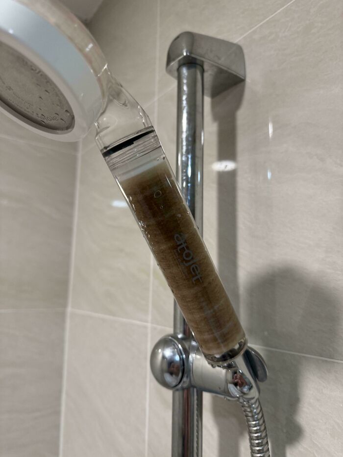La alcachofa de la ducha de nuestro Airbnb en Vietnam tiene un filtro de agua incorporado
